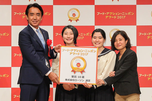 ローソン・竹増定信社長からローソン賞を受け取る博多女子高の生徒