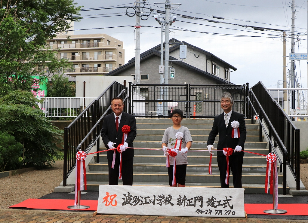 波多江小学校正門4