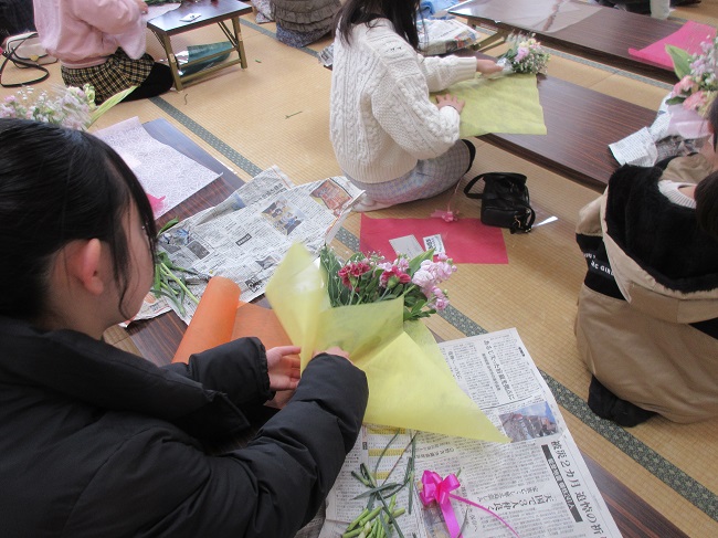 R060309　子ども生け花3