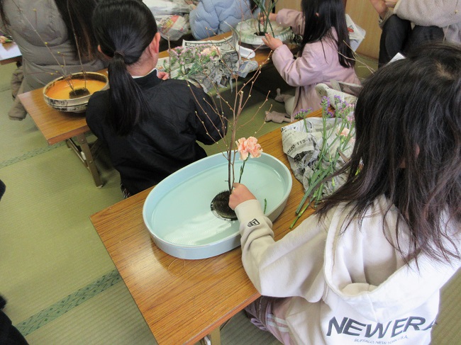 R080130こども生け花1