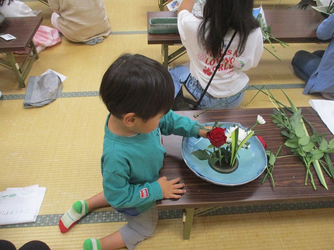 R70524　子ども生け花2