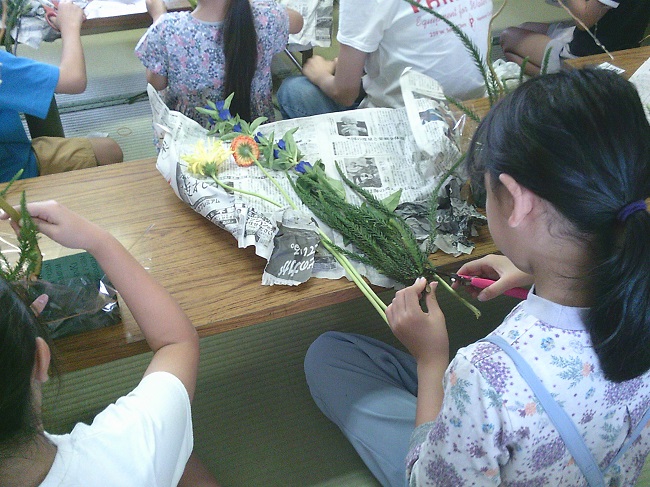 R70927こども生け花2