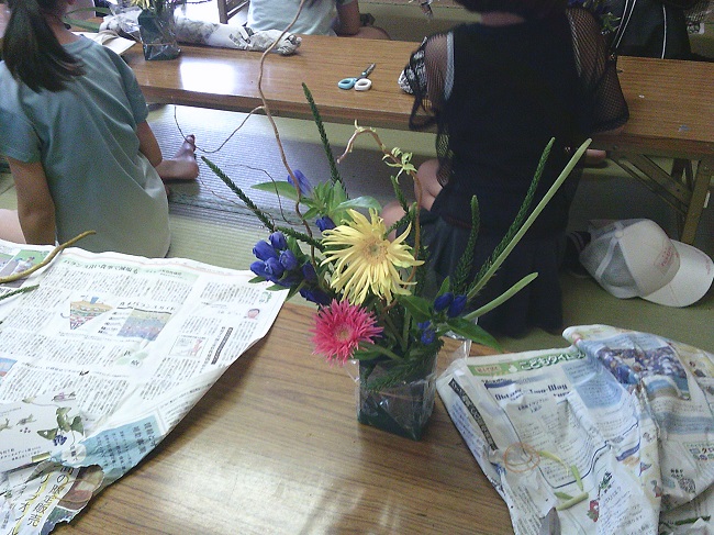 R70927こども生け花3