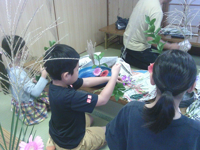 R71025こども生け花1