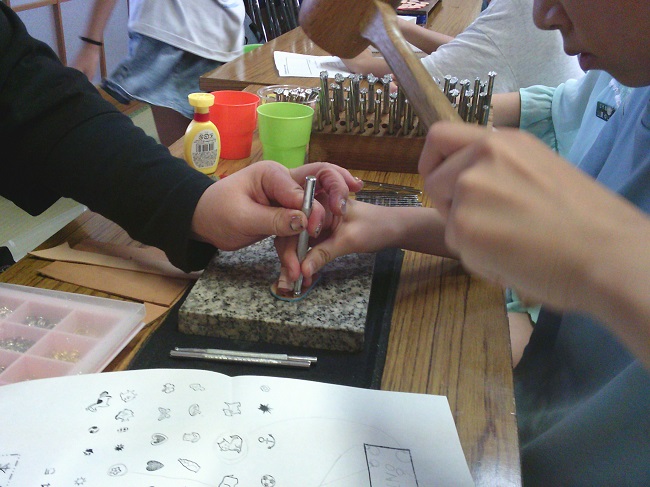 R071008革のキーホルダーづくり2