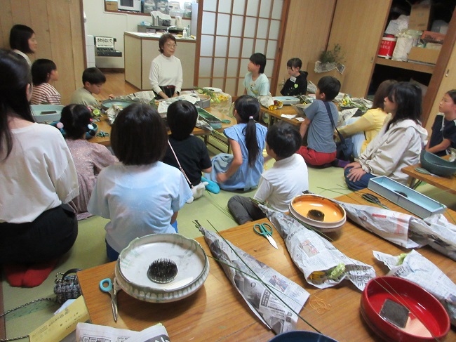 子ども生け花様子