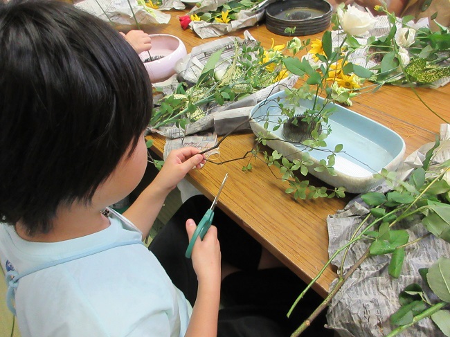 子ども生け花の様子