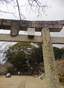 六所神社　鳥居の上の賽銭箱