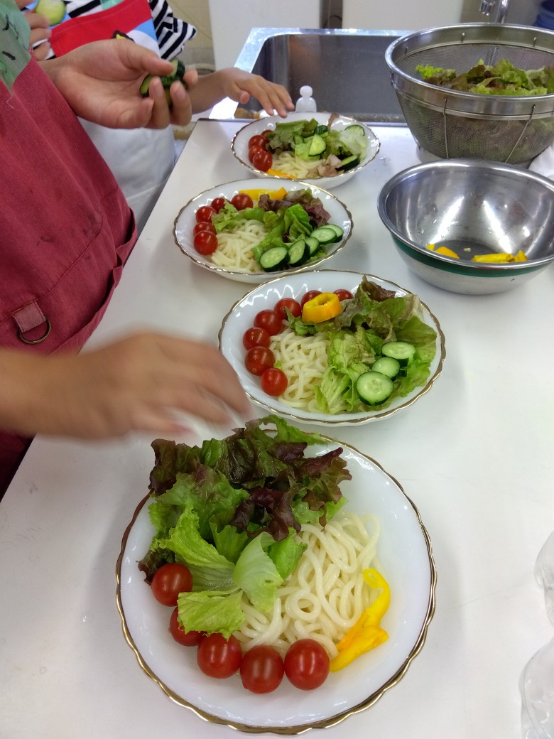 07　アンビシャスドレッシング　サラダうどん