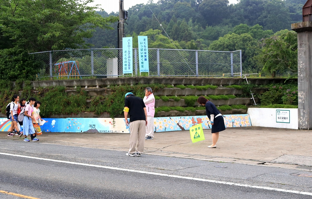 通学路で挨拶運動1