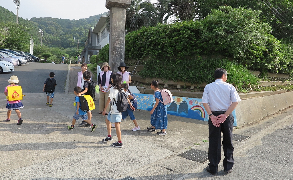 通学路で挨拶運動2