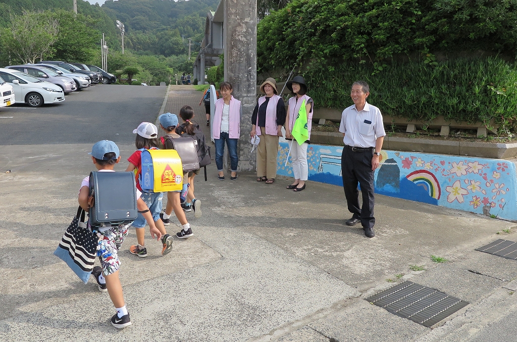 通学路で挨拶運動3