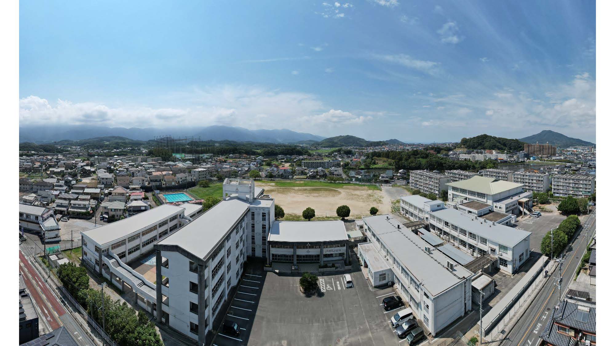 上空から撮影した前原中学校