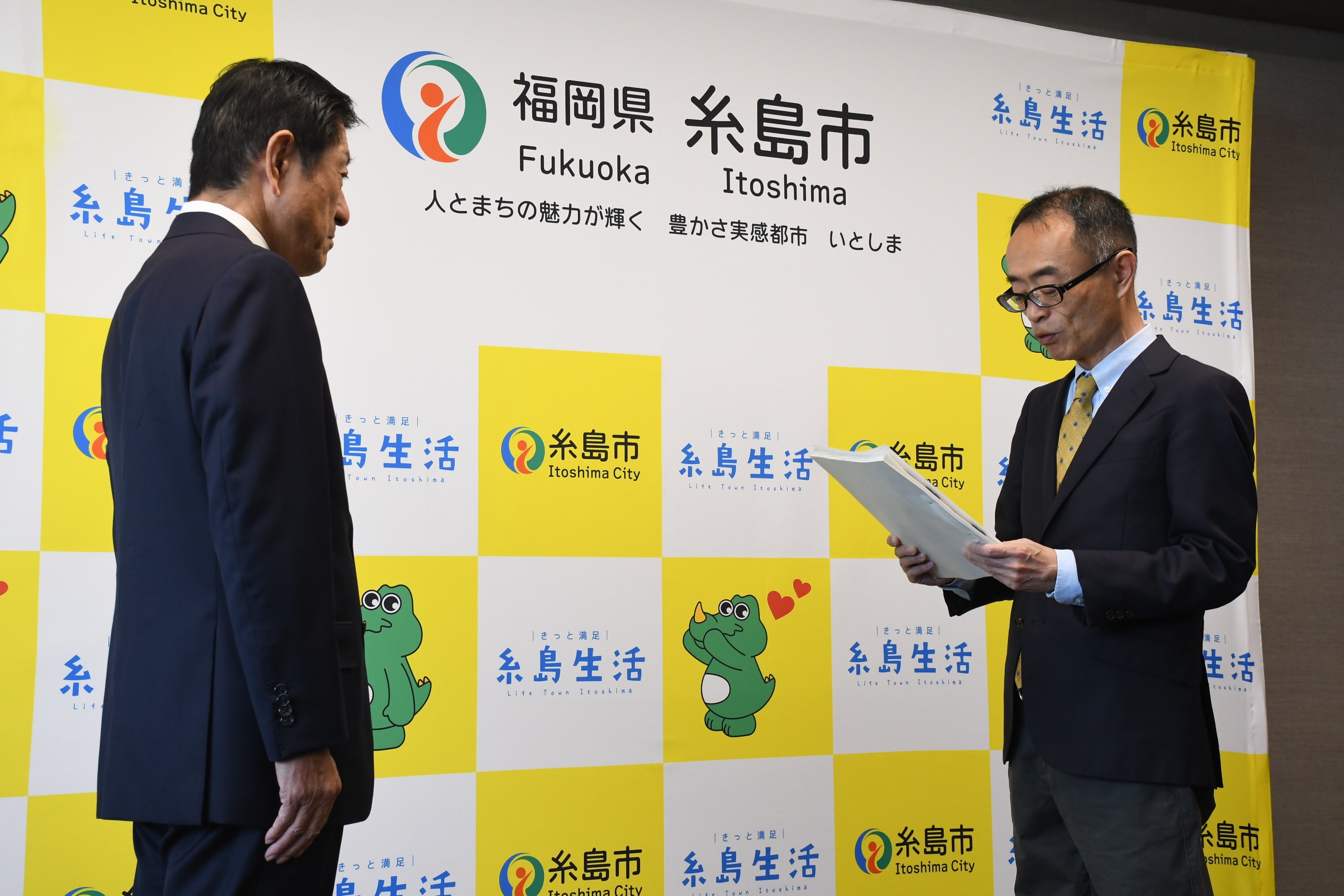 糸島市総合計画審議会の高野会長から月形市長への答申の様子