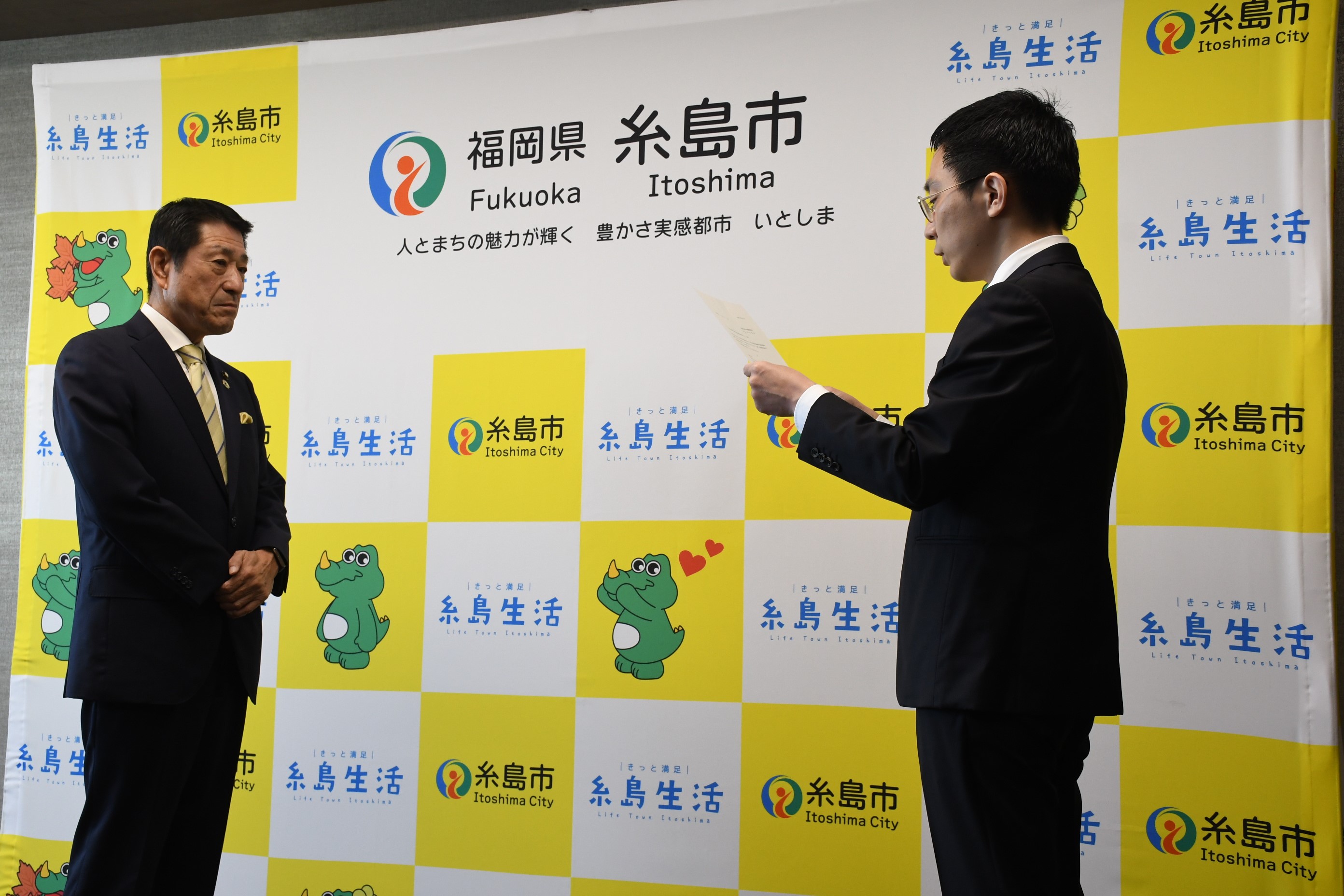 糸島市行政改革推進委員会の鈴木会長から月形市長への答申の様子