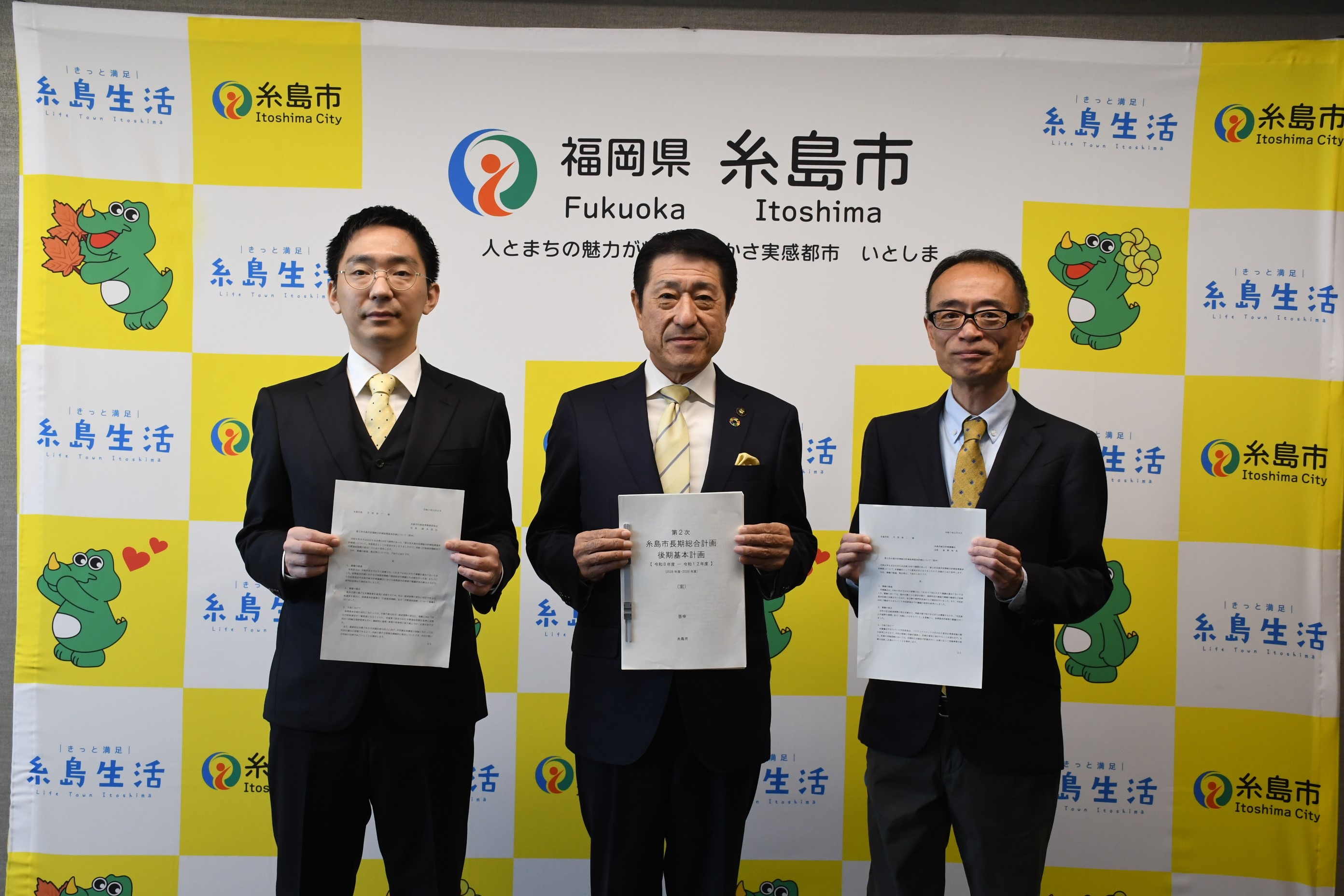 写真左から：鈴木会⻑、⽉形市⻑、高野会⻑