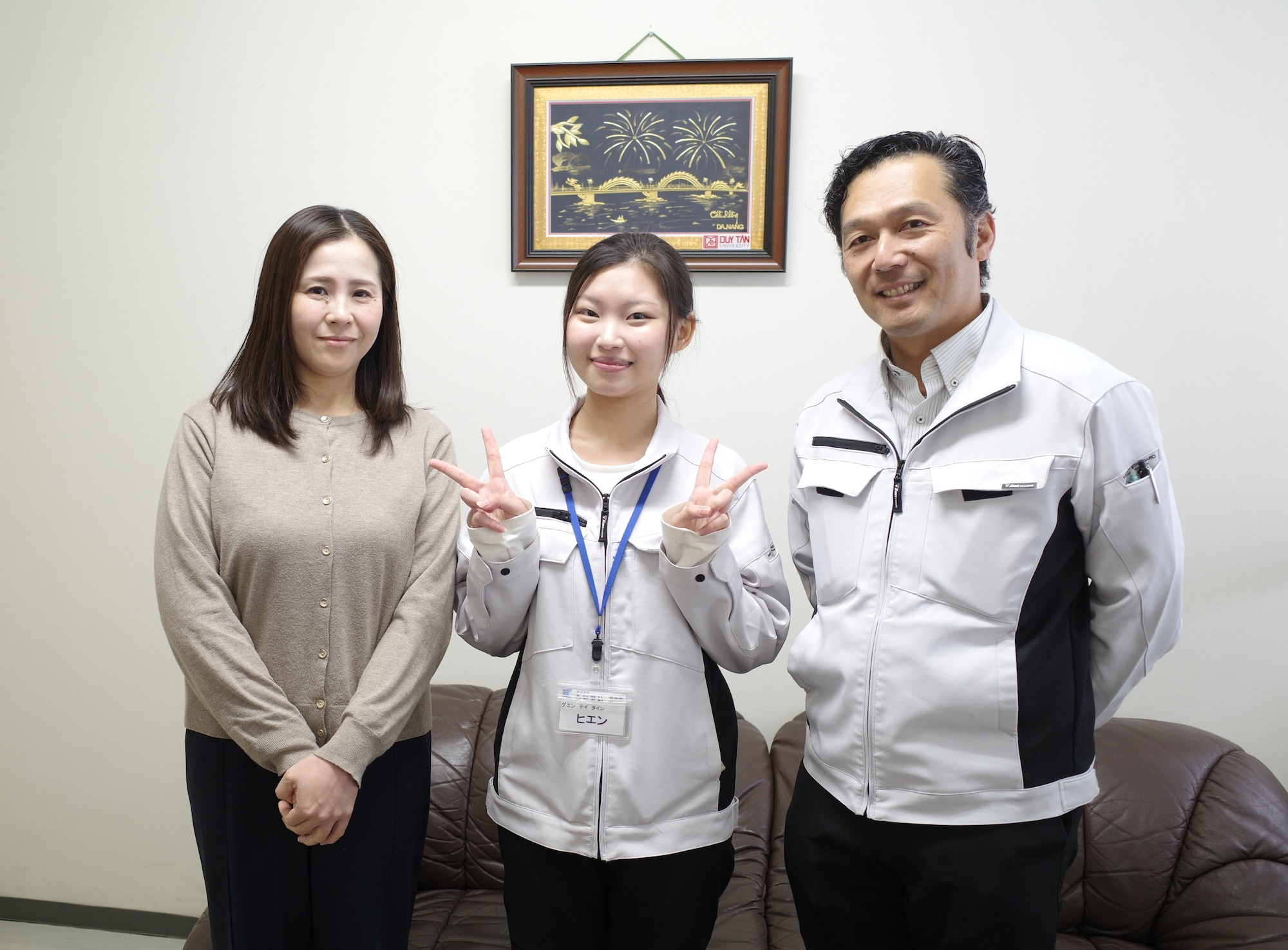 へいせいの濱里さん（右）柴田さん（左）ヒエンさん（中央） 壁の絵はズイタン大学から寄贈されたもの