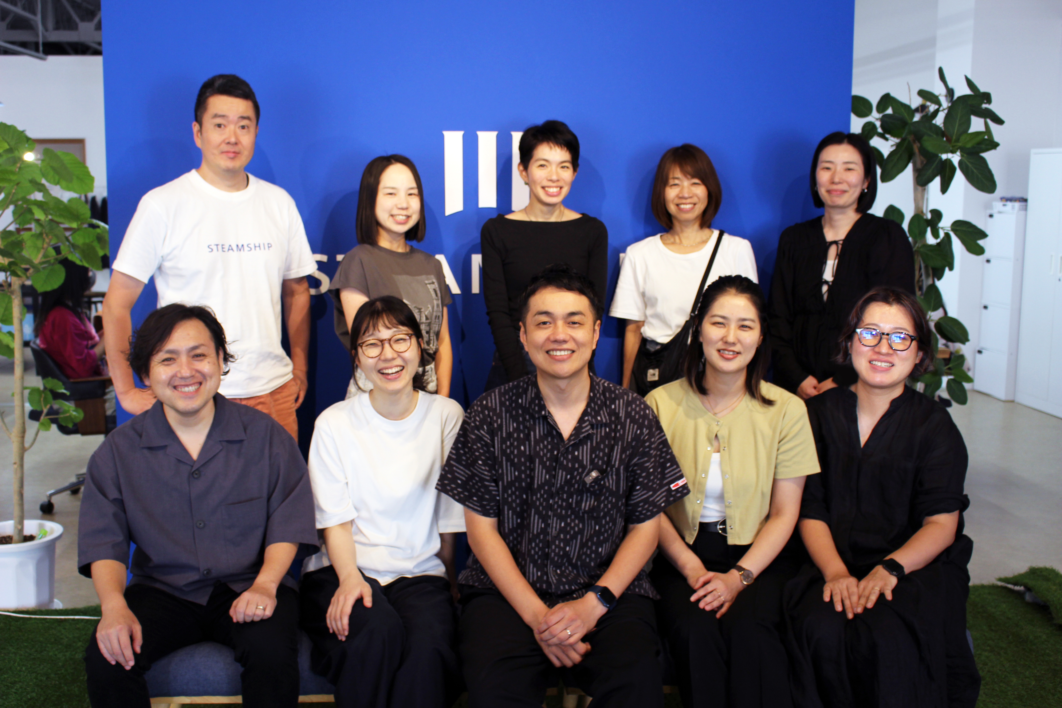 糸島ポルトのスタッフと藤山さん（前列中央）