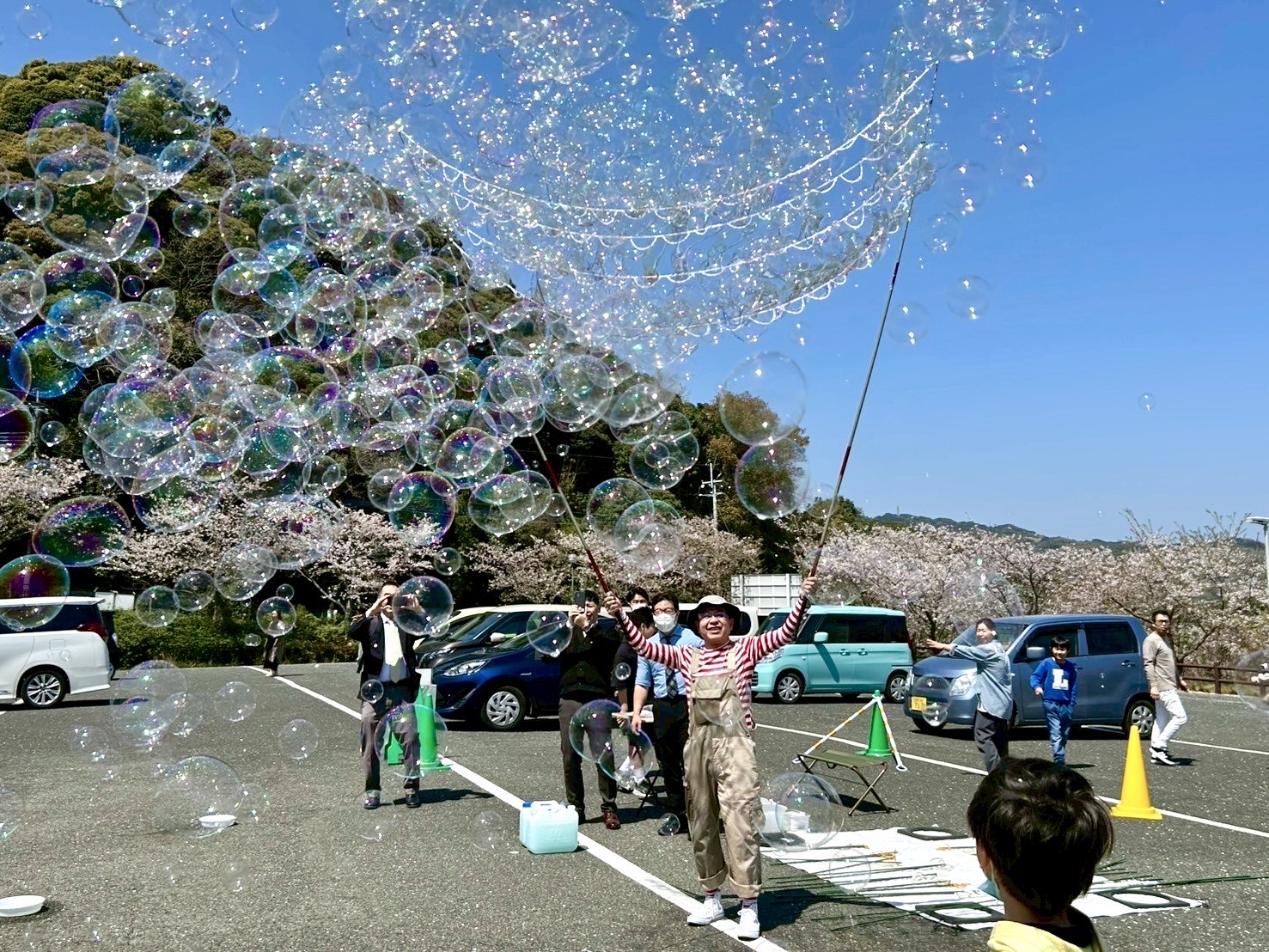 子どもたちが大喜びのシャボン玉パフォーマンス