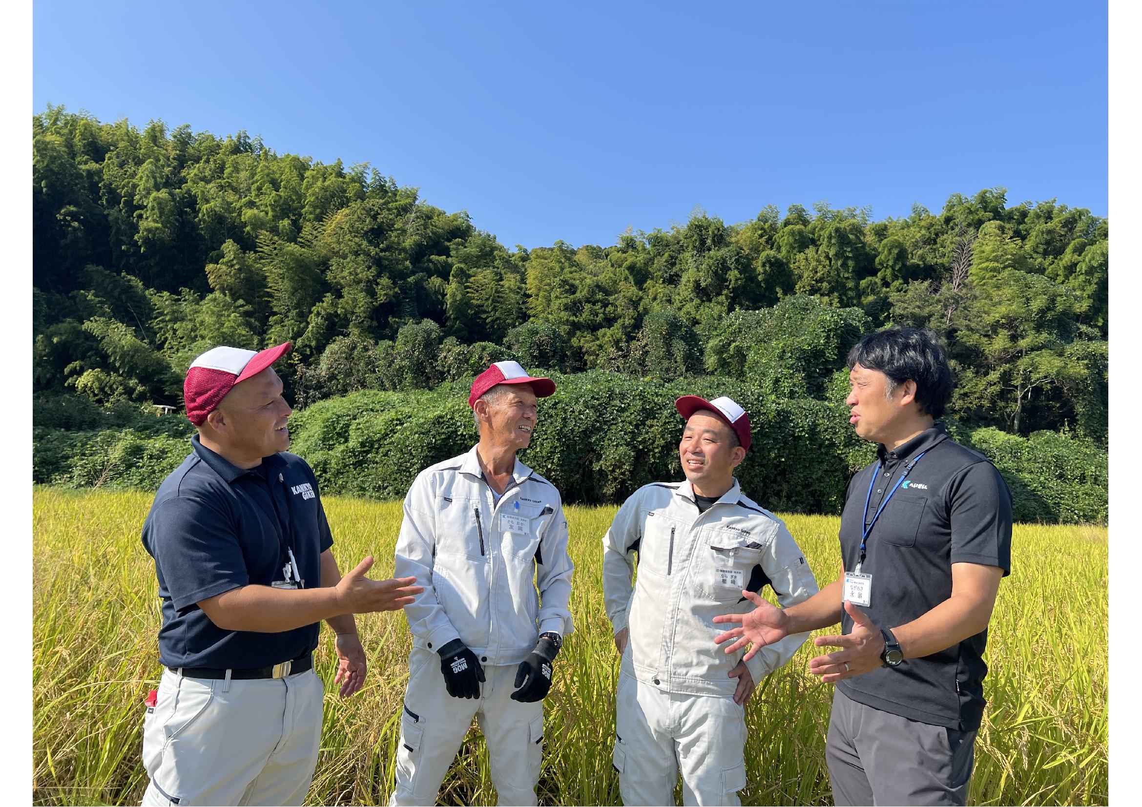 永翁さん（右）ら4人で試行錯誤してきた米作りを振り返る