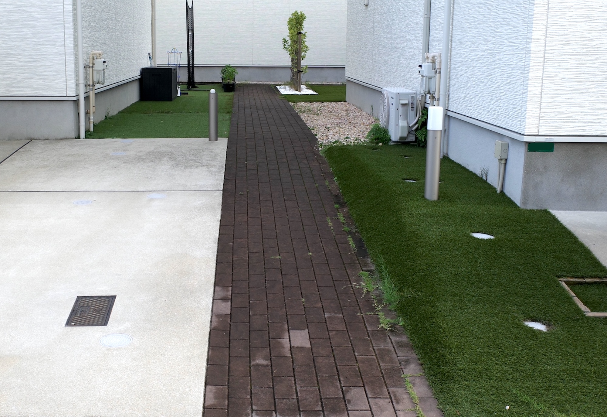住宅の間にある共用通路