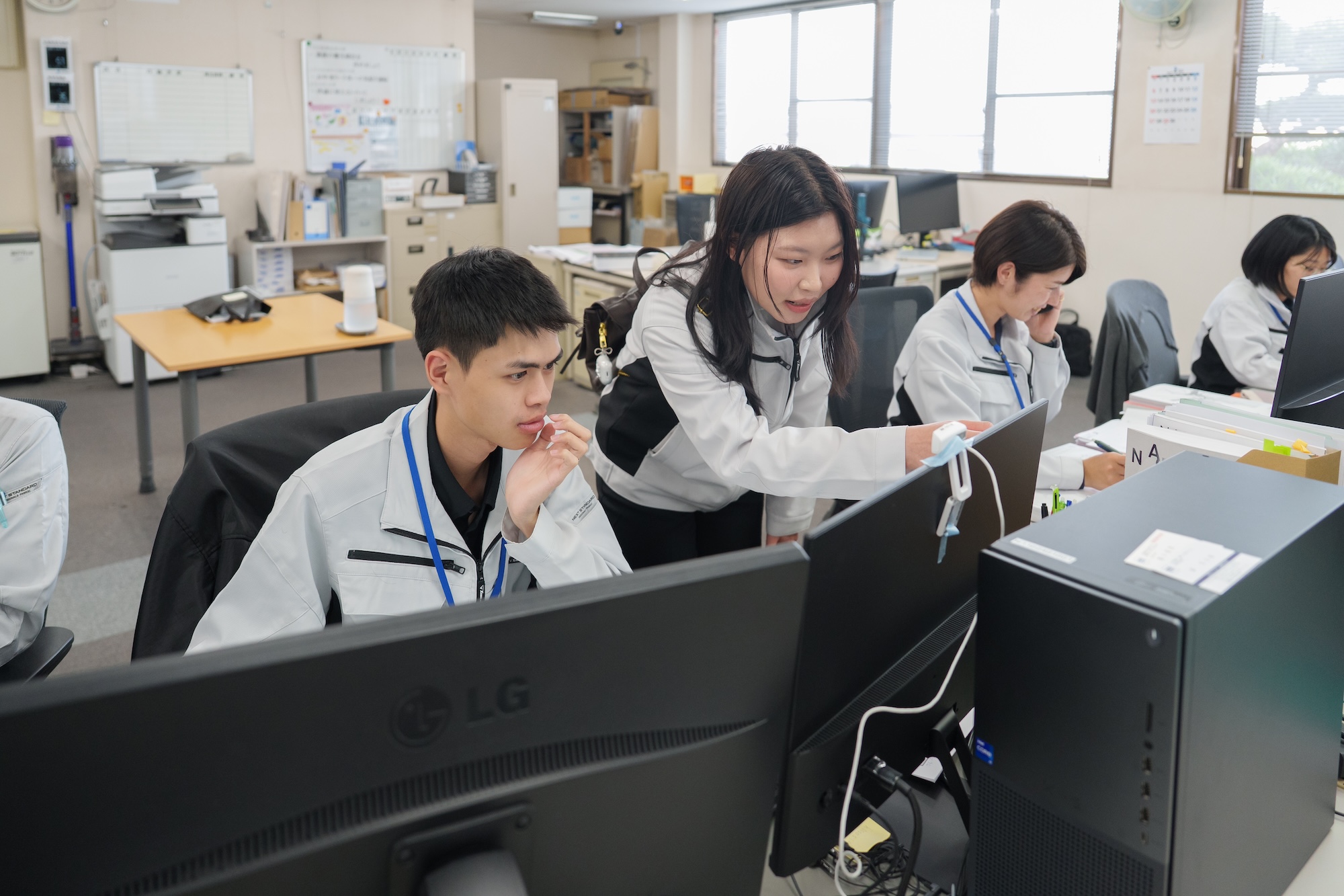 インターン生が働く職場。ヒエンさん（中央）