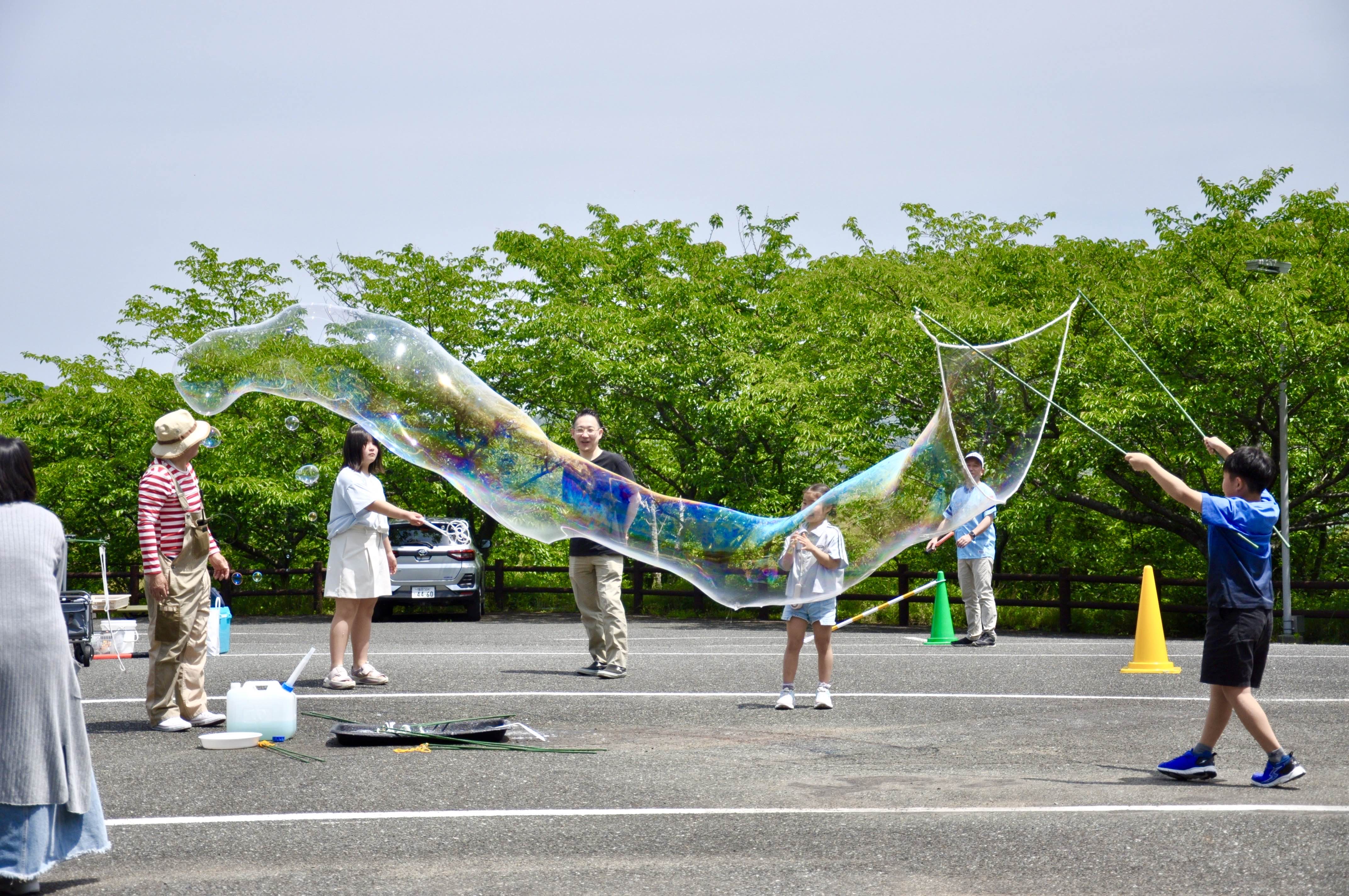 時には10メートル以上の長さにもなる「ジャンボシャボン玉」