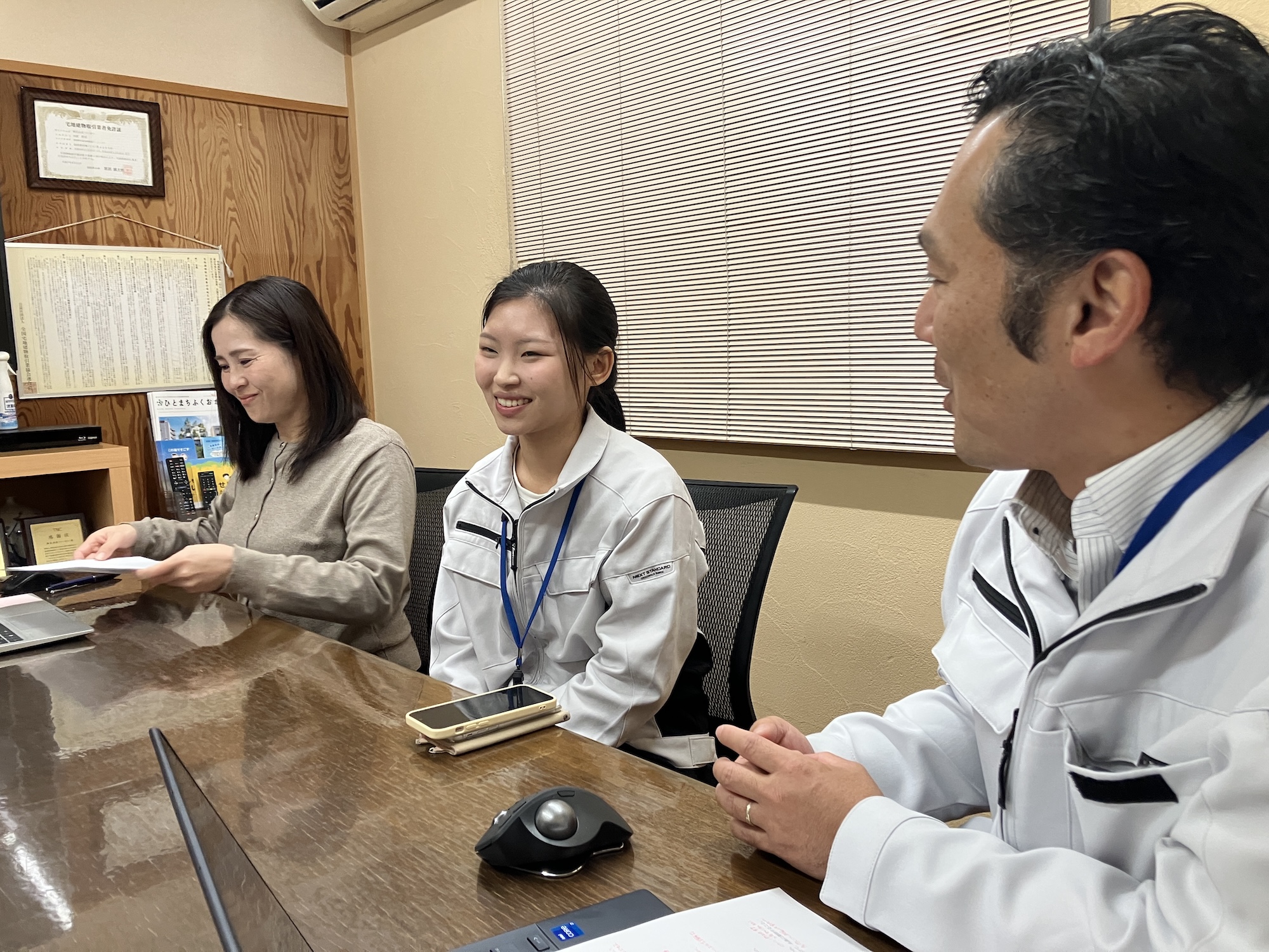 インタビューに笑顔で答えるヒエンさん