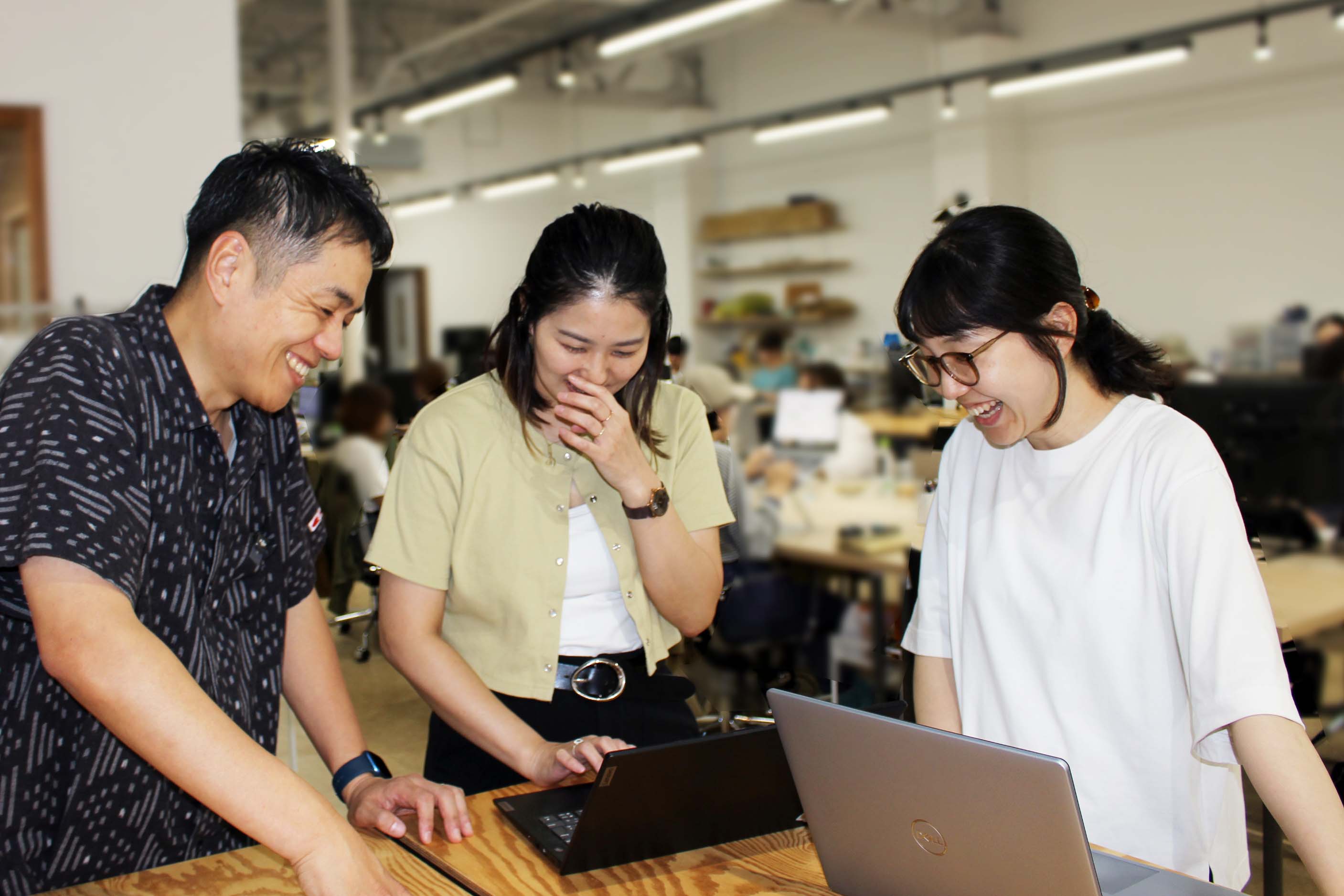 糸島ポルトの西田さん（右）と岩坪さん（中央）と打ち合わせ