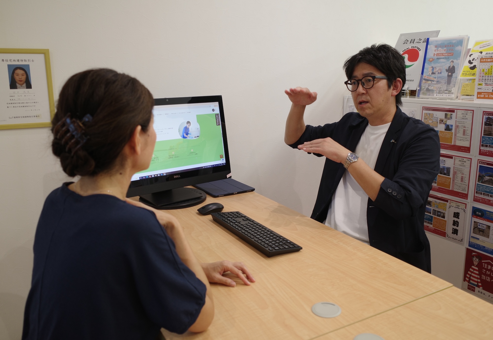 不動産の窓口で居住支援について説明する長尾さん