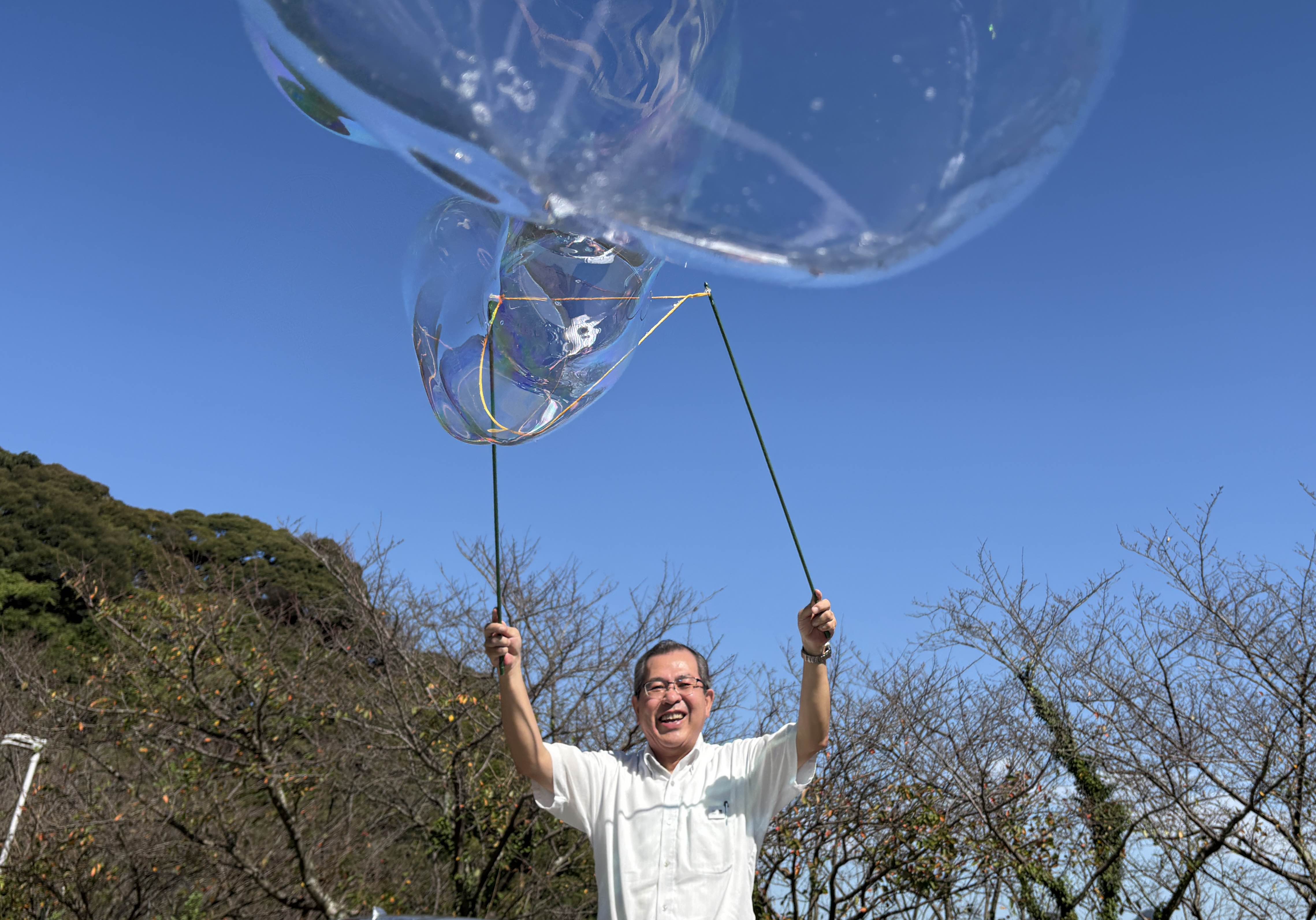 取材当日もジャンボシャボン玉パフォーマンスを披露してくれた比嘉さん