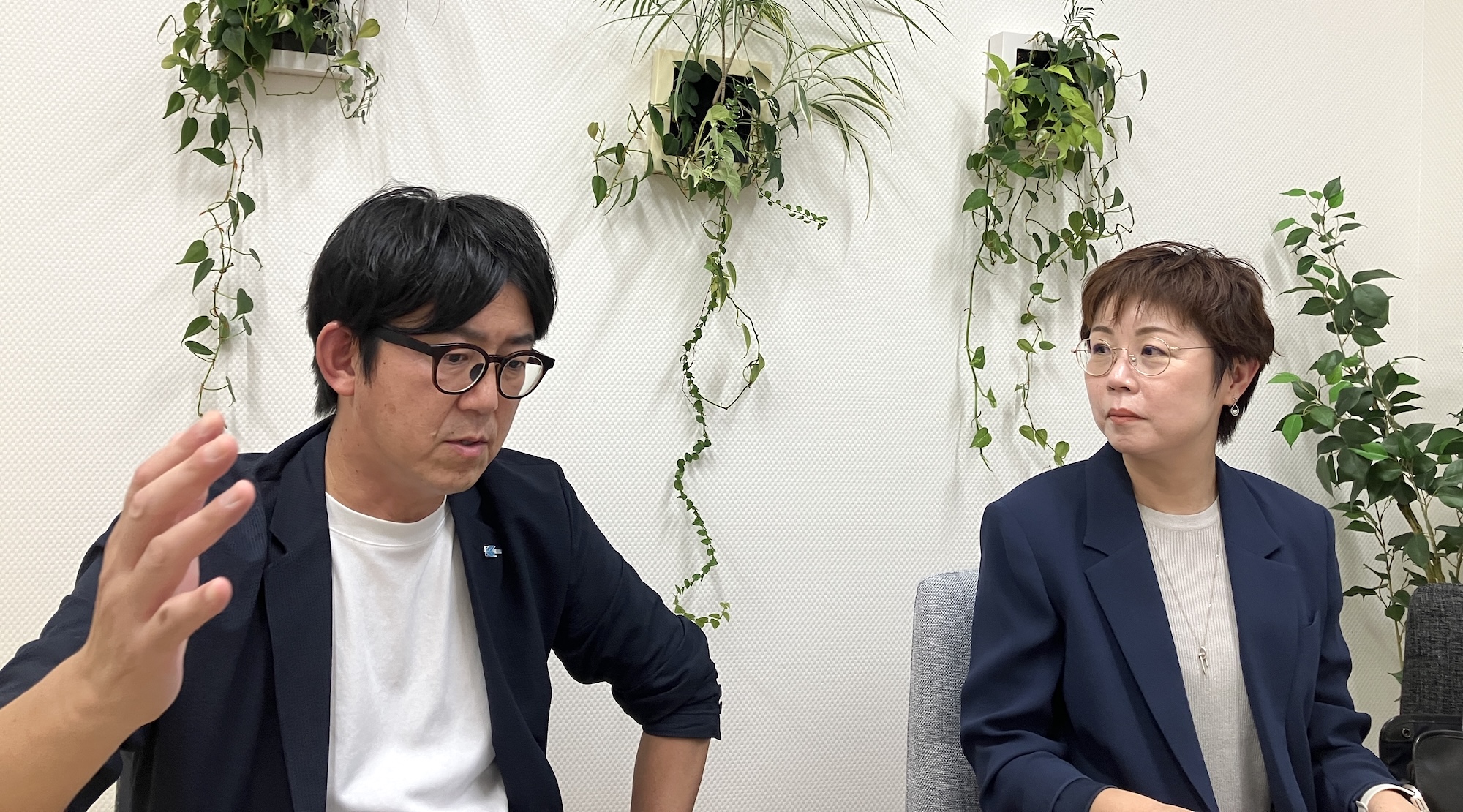 取り組み事例を振り返り、支援の在り方について語る2人