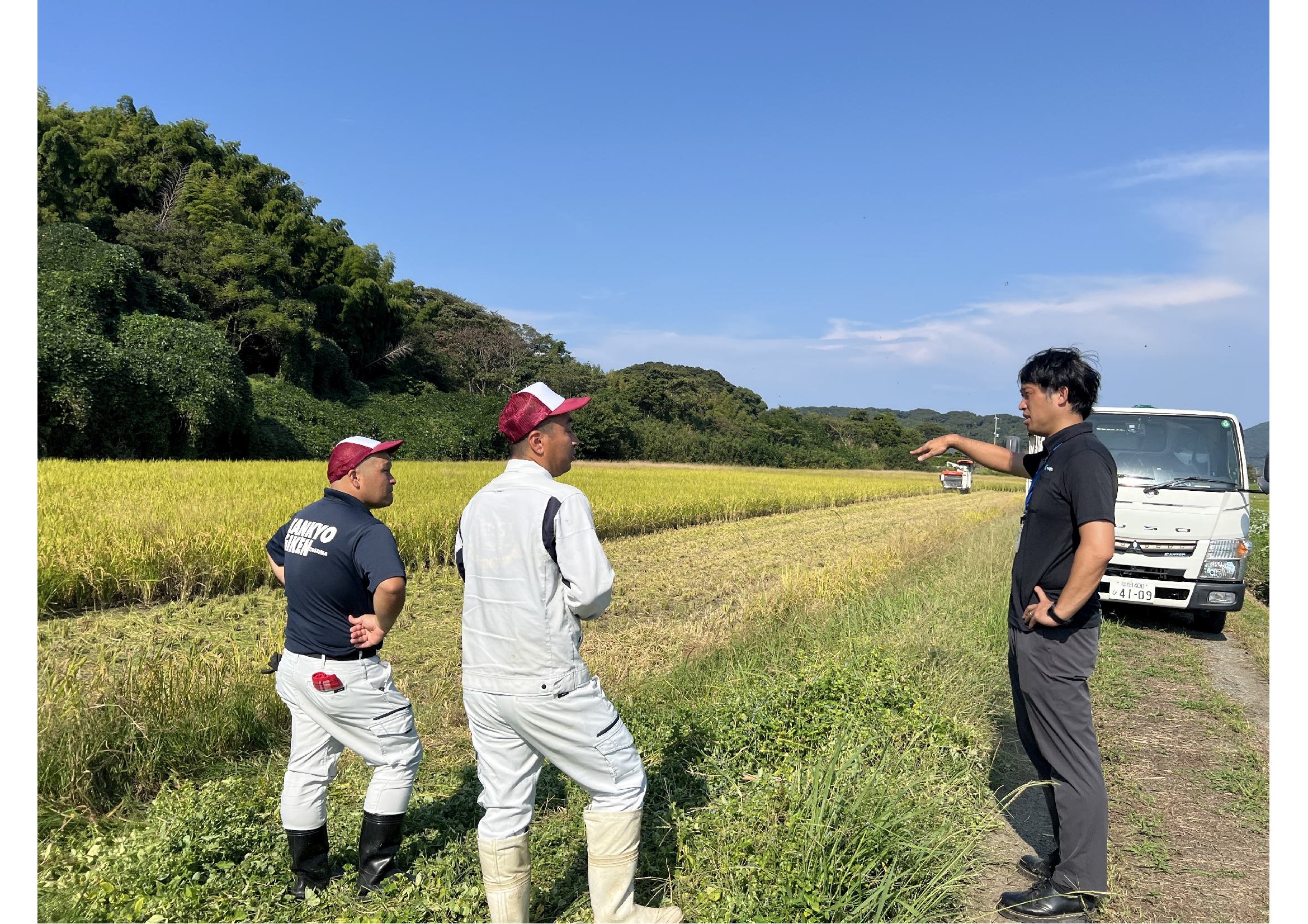 今年の稲刈りの状況について話し合う