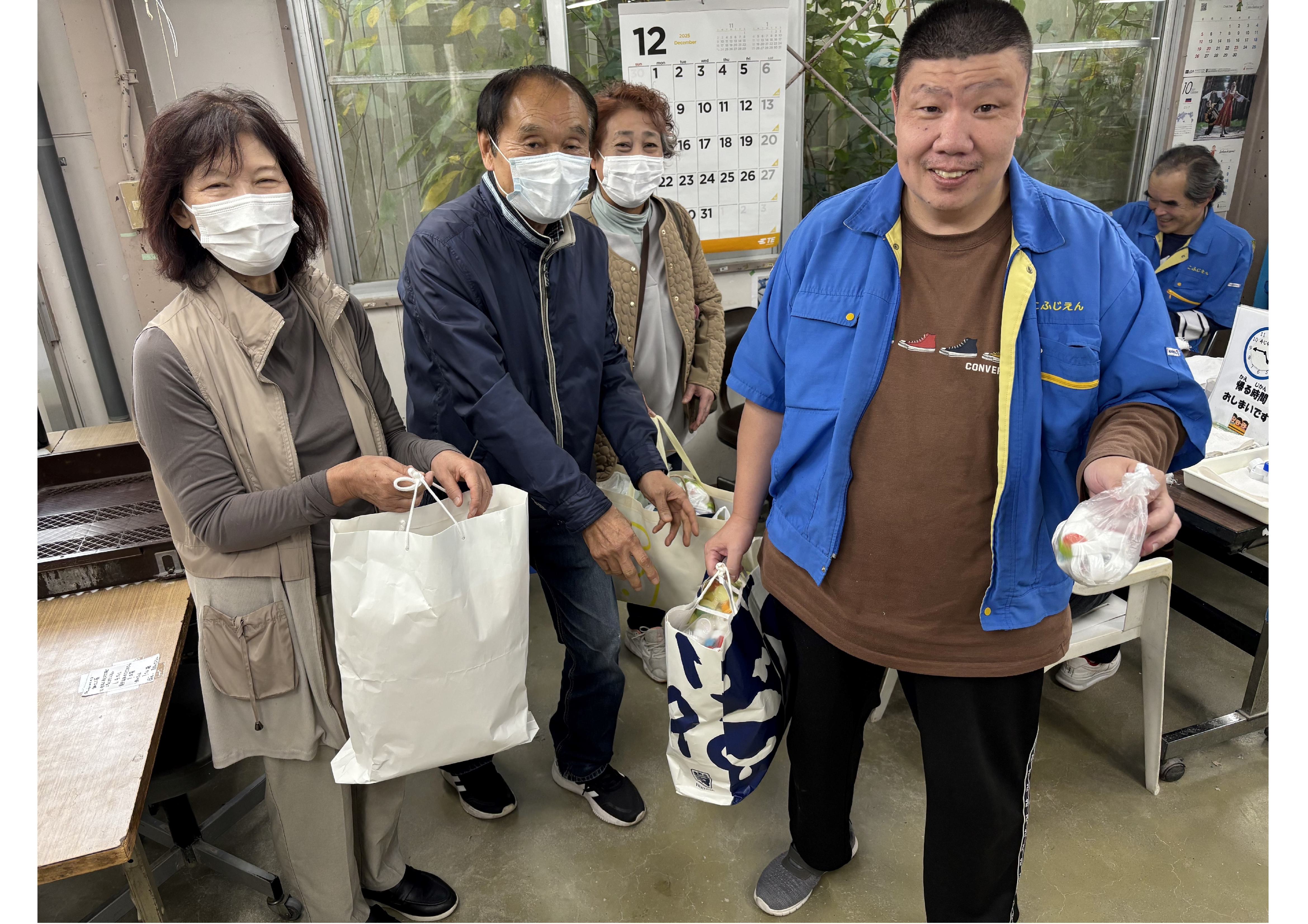 障がい者支援施設小富士園へキャップを届けた