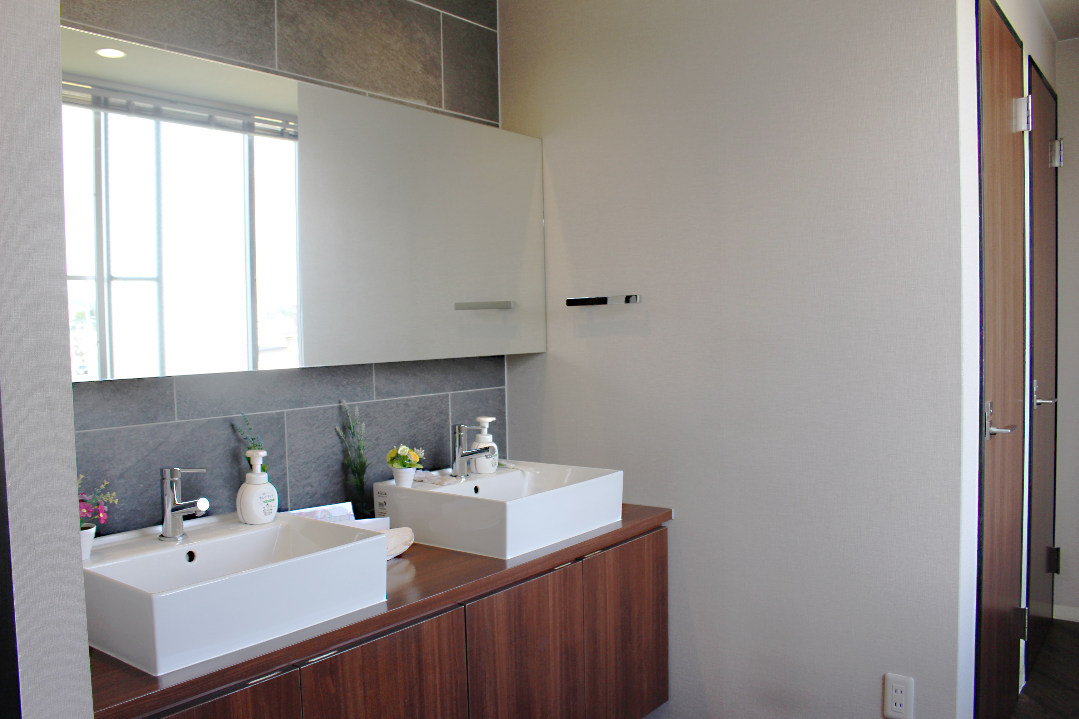 落ち着いた雰囲気のトイレとパウダールーム