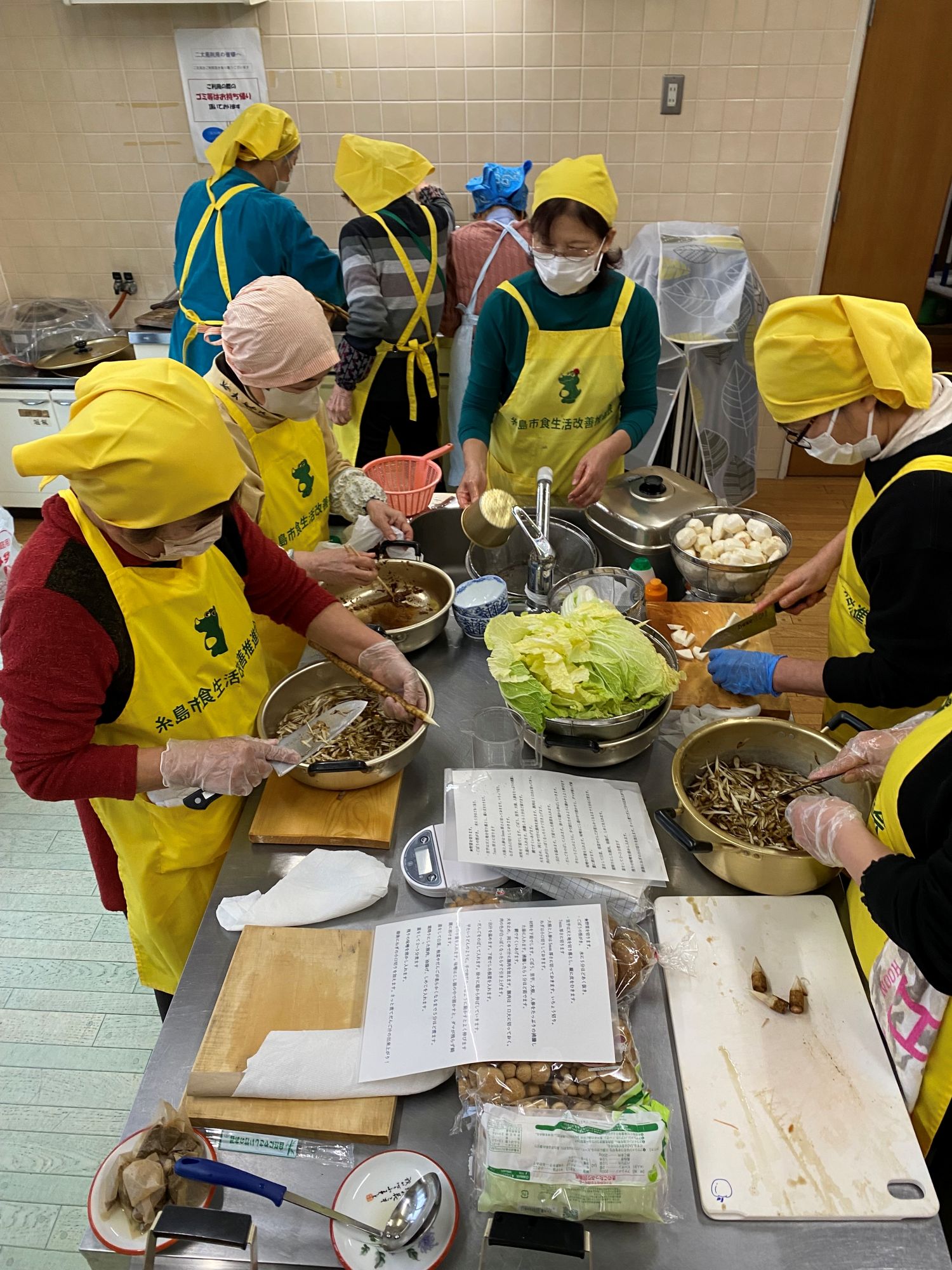 楽しく協力しながら、会員10人が3時間前から始めた100人分のだご汁づくり