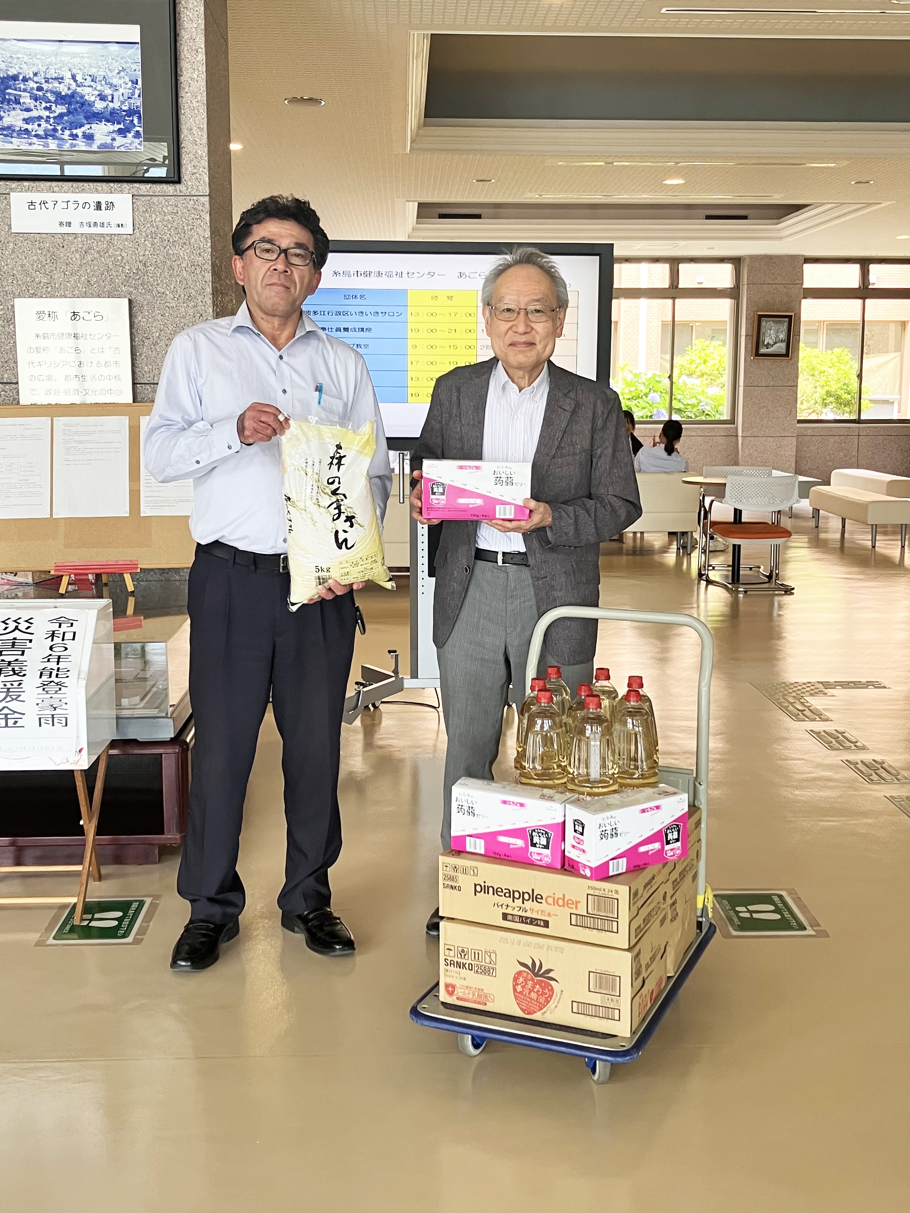 食品を寄贈する関口社長