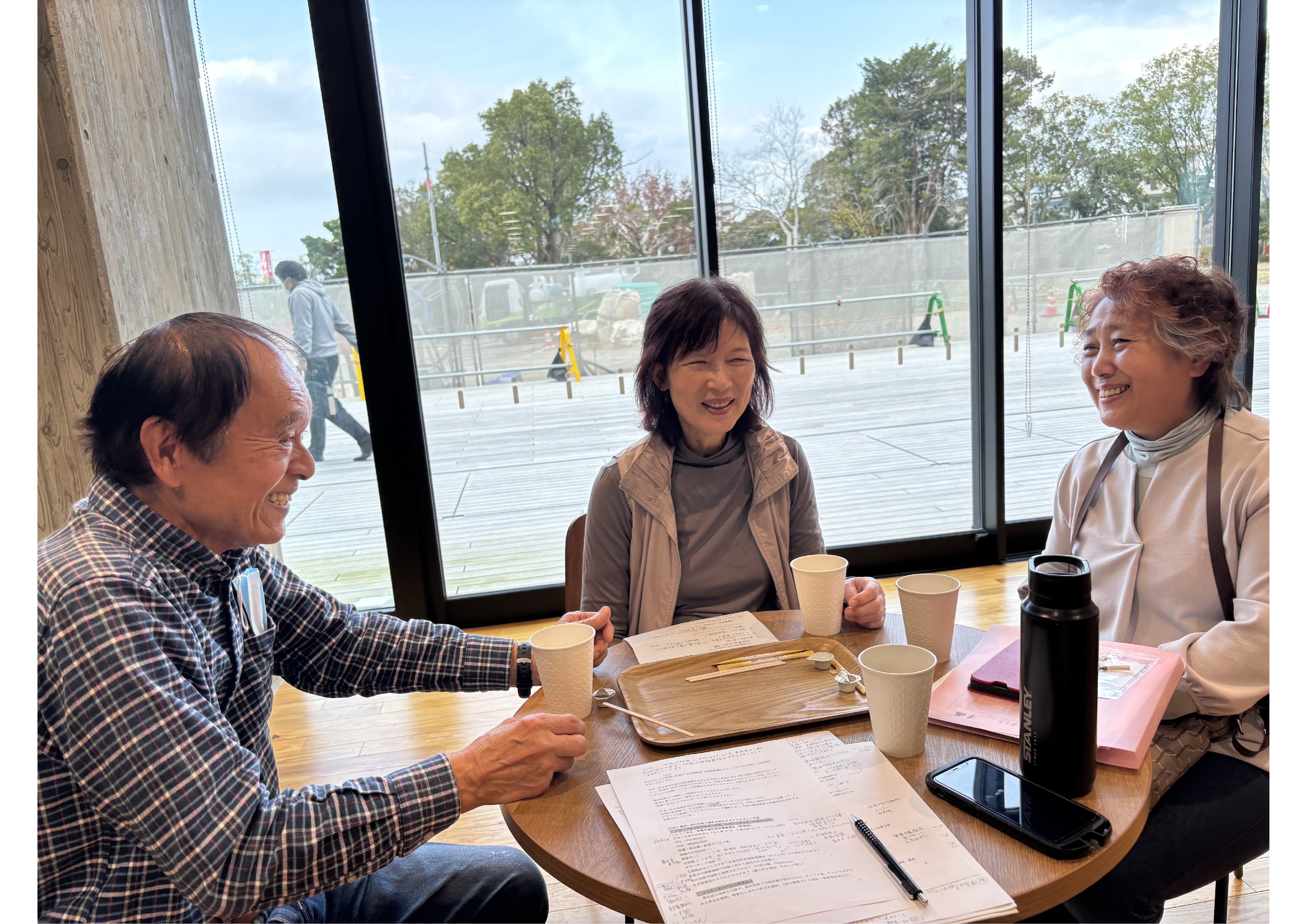 活動について楽しく語り合う。食進会の男性会員は7人に増えた