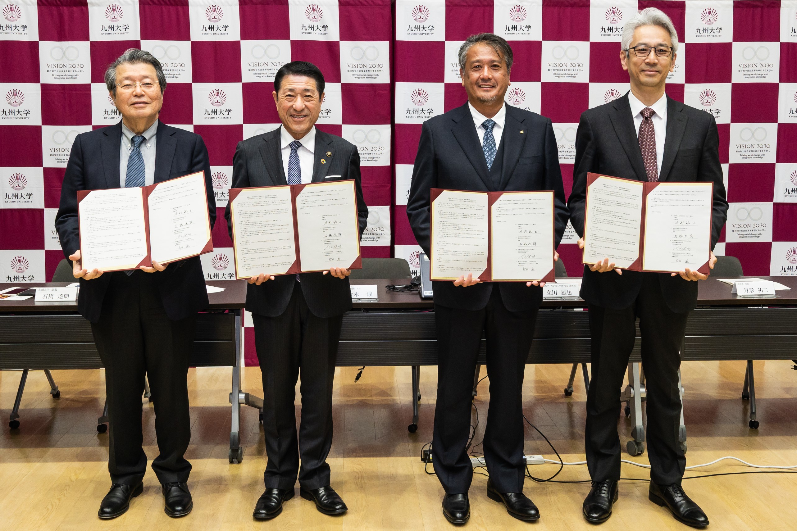 協定締結式の集合写真