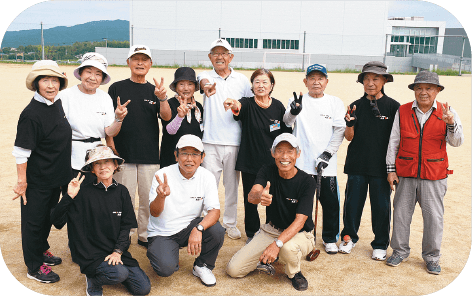 糸島市身体障害者福祉協会の福島春夫会長は「今大会を糸島で初開催できてうれしい」と笑顔で話した（前列右側）
