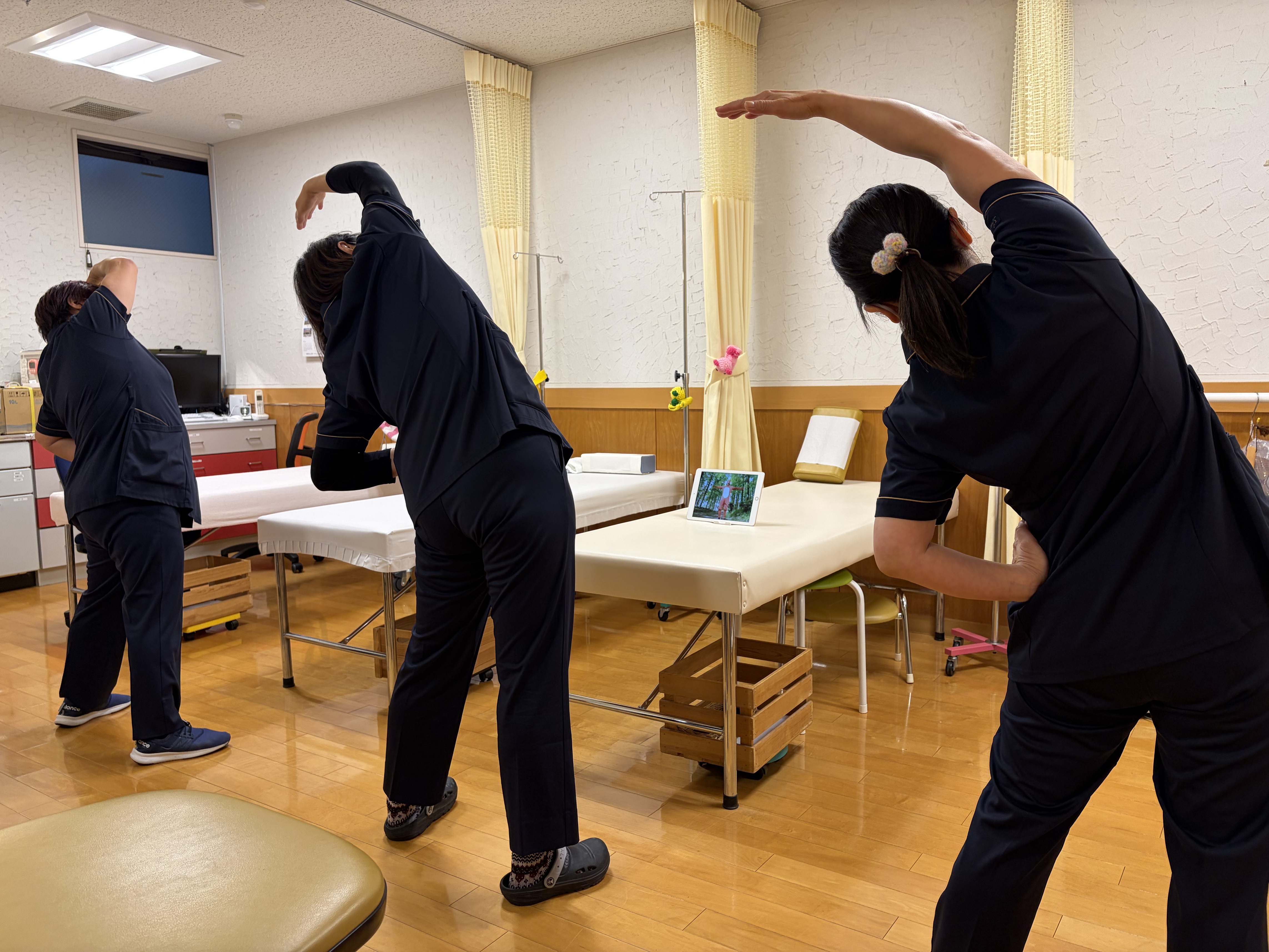 昼休みにラジオ体操をする様子