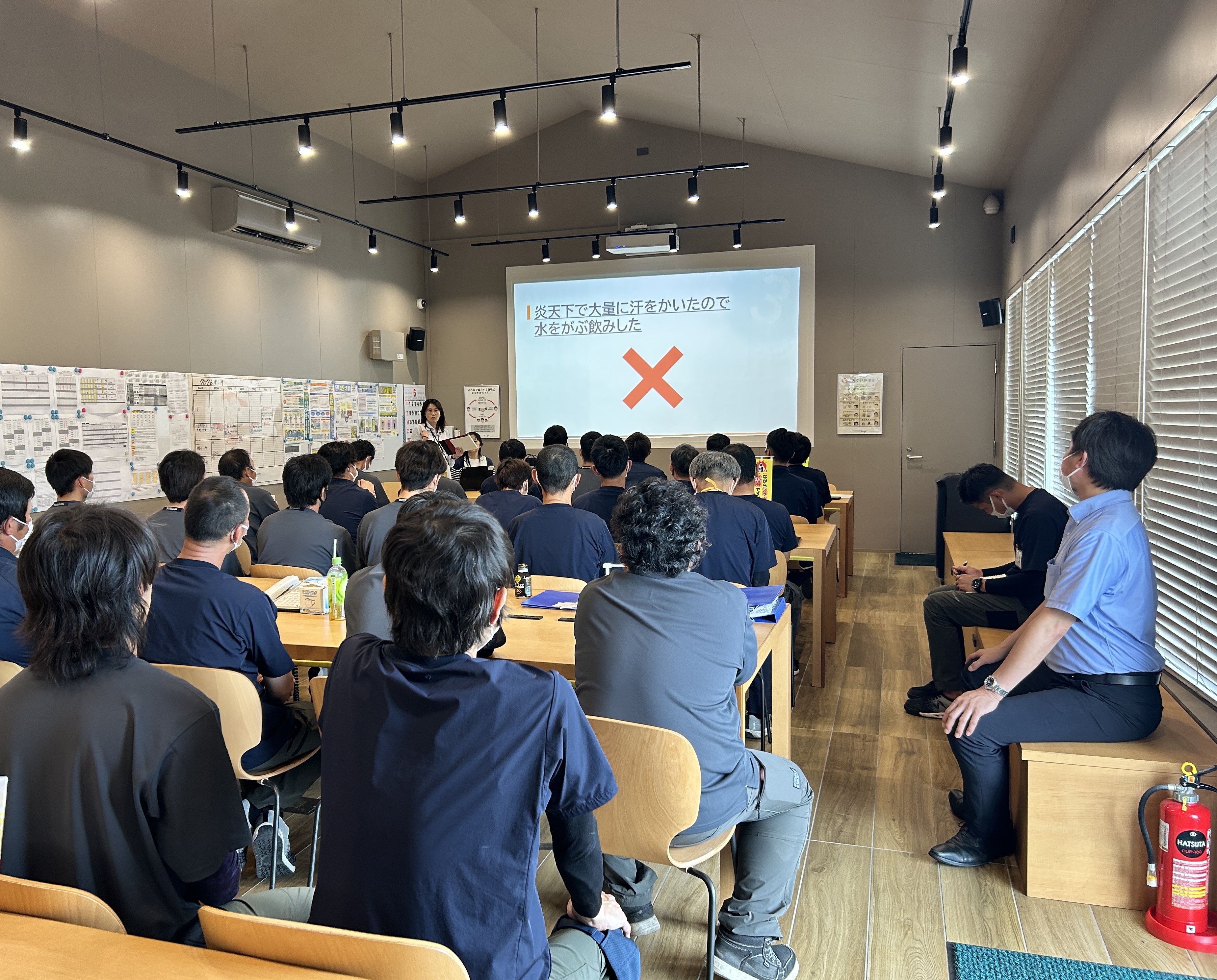 熱中症の講義を聞く従業員の皆さま