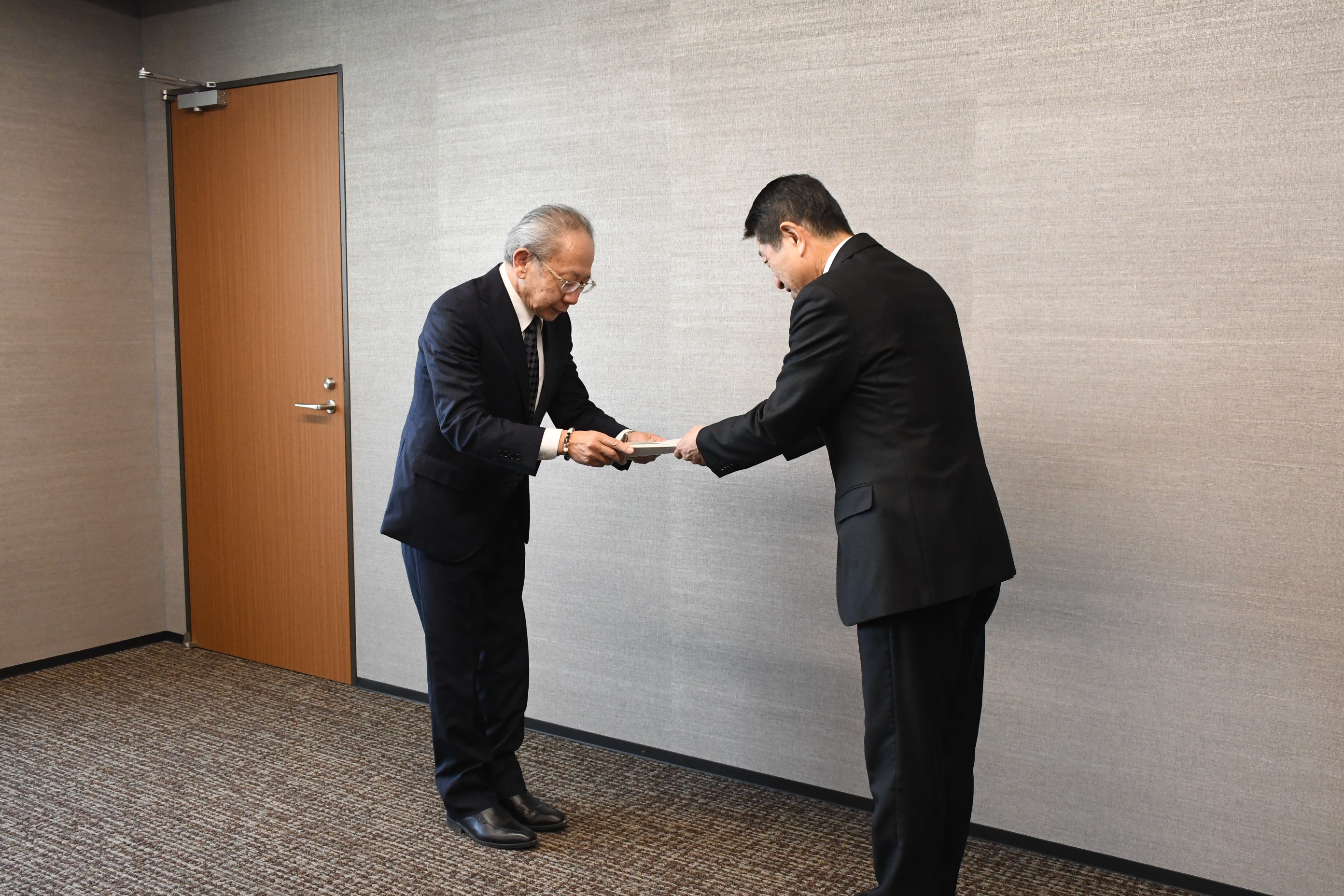 田上会長と花田副会長から、月形市長に対し、糸島市こども計画について、答申された写真