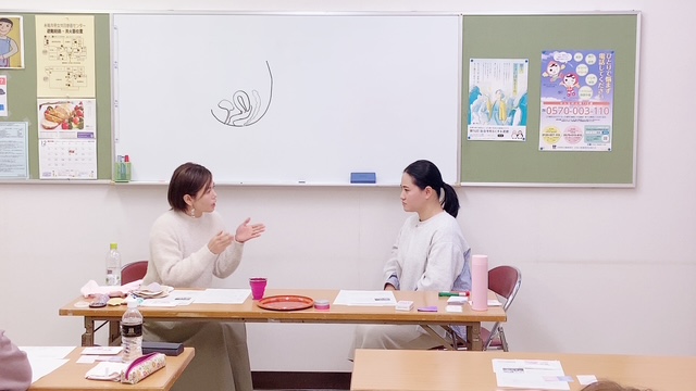 生徒と先生になりきって悩み事の対処方法を具体的に伝える様子