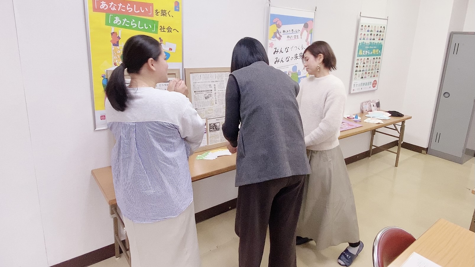 フェムテック用品の具体的な使い方やメリットなどを丁寧に説明する様子