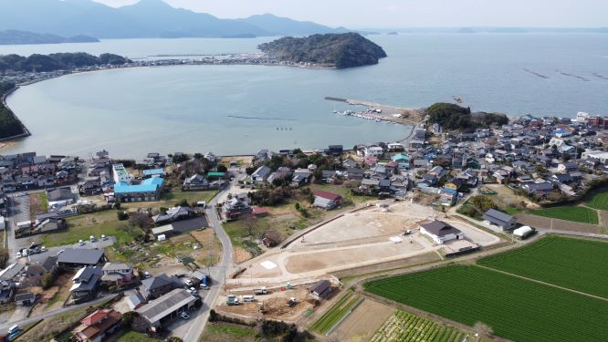 新町支石墓群史跡公園と引津湾