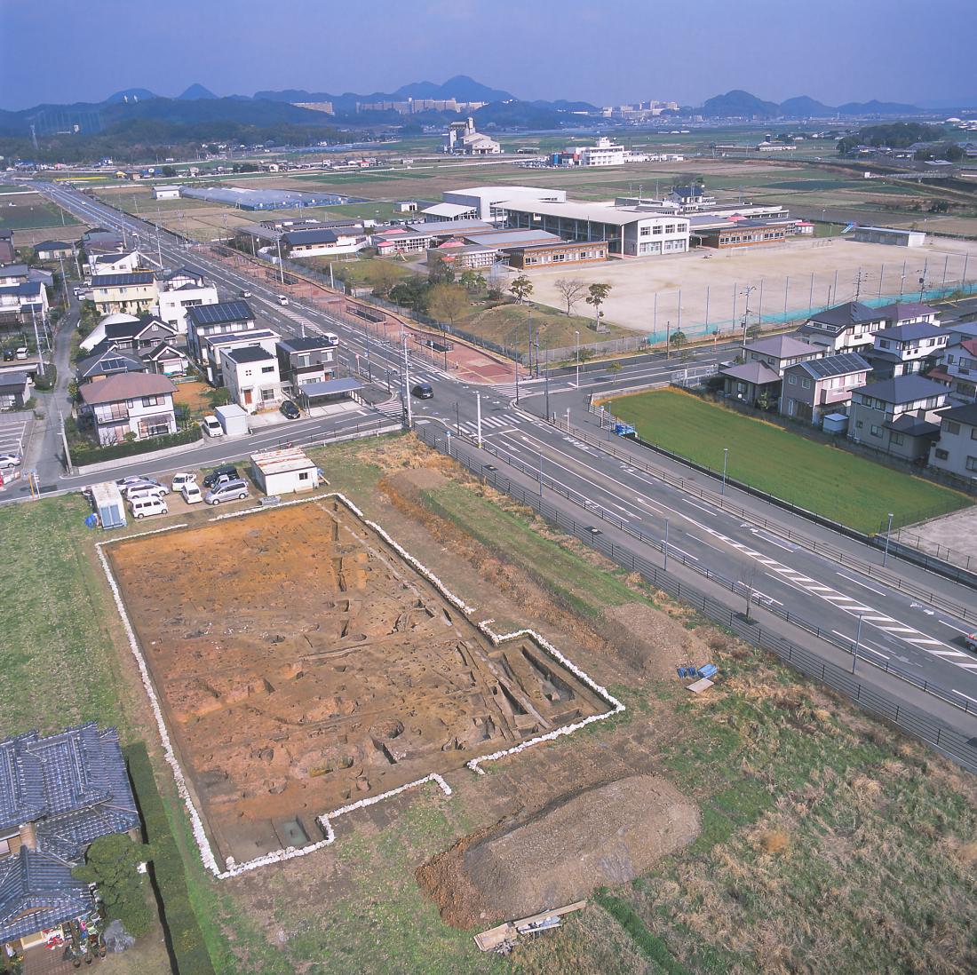 潤番田遺跡上空から潤地頭給遺跡（東風小学校）・志登支石墓群方面を望む