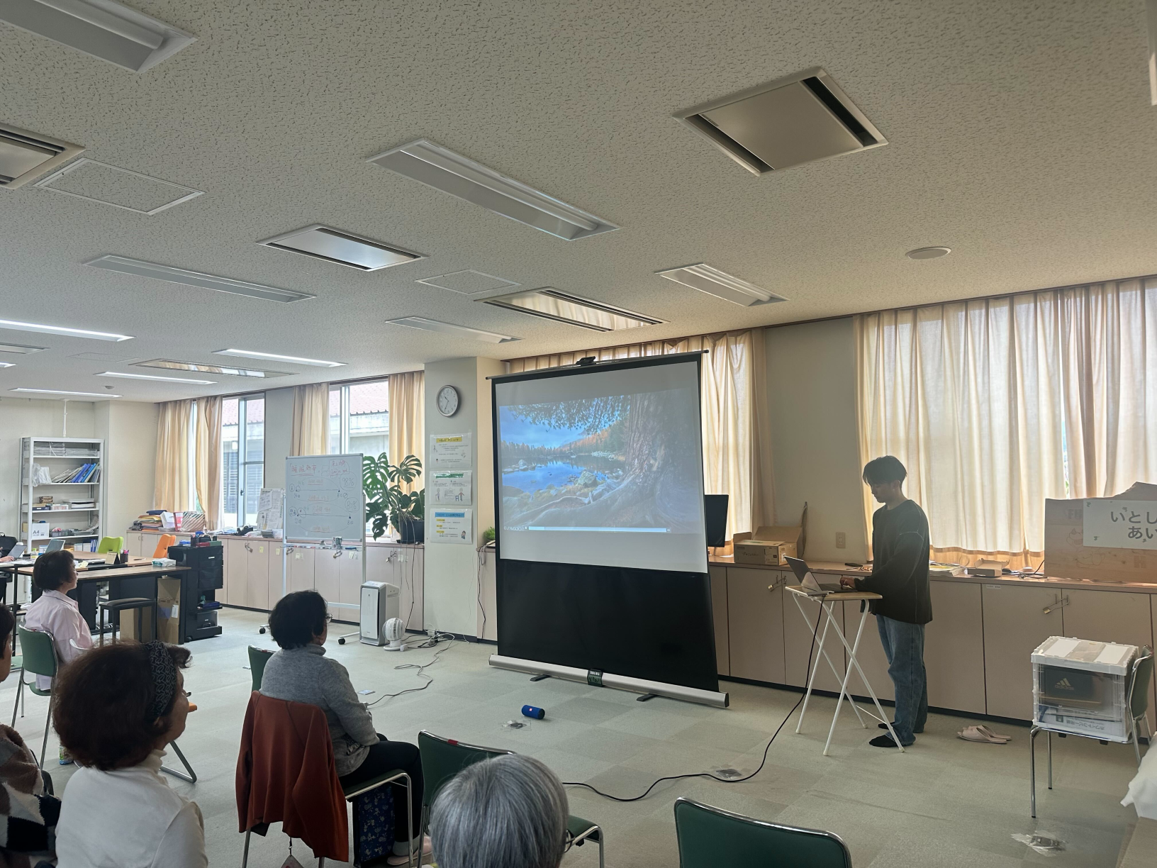 説明を聞く参加者